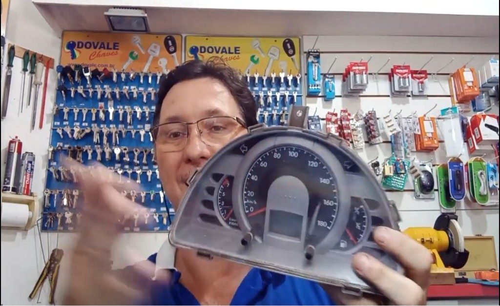 Painel com o display apagado na mão